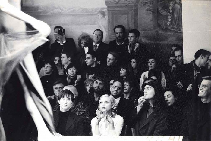 Barbara Klemm, Madonna pret à porter, 1985. Fotografia bianco e nero 29,3x39 cm. © Barbara Klemm. Courtesy HypoVereinsbank Art Collection, member of UniCredit Ph Stefan Obermeier, Munich