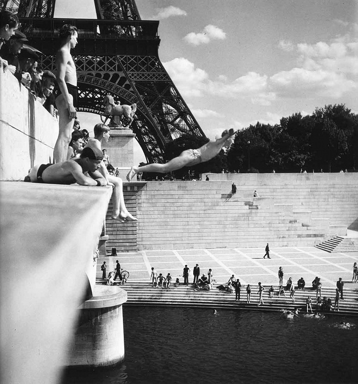 Robert Doisneau, Le plongeur du Pont d'Iéna, Paris, 1945. © Atelier Robert Doisneau