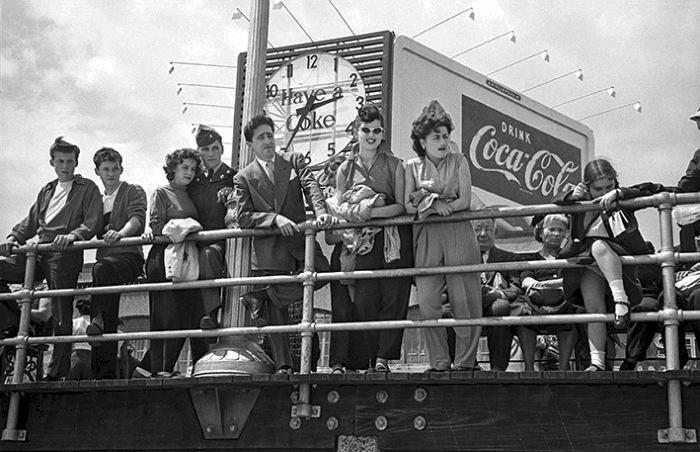 Coke Sign on the Boardwalk, 1949 © Harold Feinstein Courtesy Galerie Thierry Bigaignon.