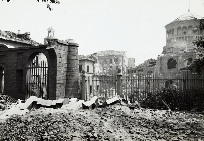 Basilica di Sant'Ambrogio dopo i bombardamenti, 1943. © Cittadella degli Archivi e Archivio Civico di Milano