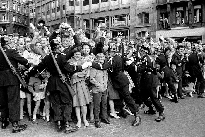 Evaristo Fusar, Folla al passaggio di Paola e Alberto di Liegi, Bruxelles, 1959. © Evaristo Fusar