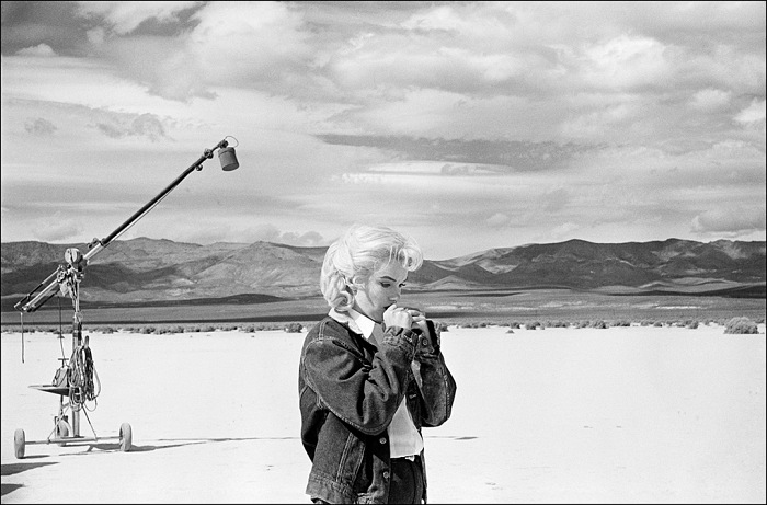Eve Arnold, US actress Marilyn Monroe on the Nevada desert going over her lines for a difficult scene she is about to play with Clarke Gable in the film The Misfits by John Huston, Nevada, USA, 1960. © Eve Arnold/Magnum Photos
