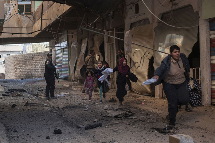 Giulio Piscitelli, Operazione dell'esercito iracheno nel distretto di Tahrir nel corso della battaglia per liberare la zona dai combattenti dell'Isis, Mosul, novembre 2016. © Giulio Piscitelli/Contrasto