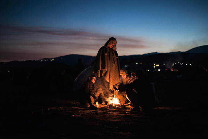 Giulio Piscitelli, Migranti e profughi in attesa di attraversare il confine tra la Grecia e Macedonia, Idomeni, Grecia, dicembre 2015. © Giulio Piscitelli/Contrasto