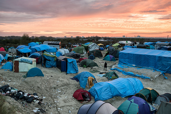 Giulio Piscitelli, Tende nel campo profughi vicino alla città, Calais, Francia, novembre 2015. © Giulio Piscitelli/Contrasto
