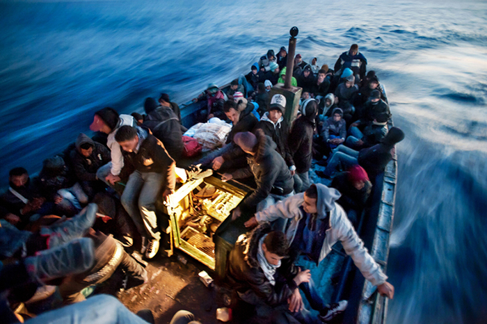 Giulio Piscitelli, Oltre 100 migranti tunisini imbarcati dal porto di Zarzis attraversano lo stretto di Sicilia verso Lampedusa, Mar Mediterraneo, aprile 2011. © Giulio Piscitelli/Contrasto
