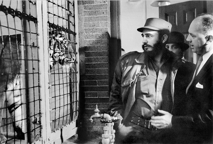 Alberto Korda, Fidel visita lo zoo di New York, New York, USA, 1959. © Alberto Korda
