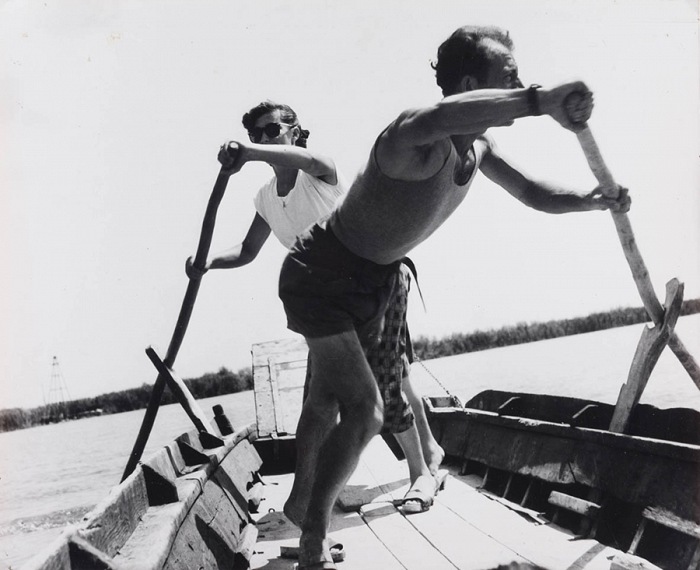 Pietro Donzelli, Il traghetto di Forti per L' isola Camerini, 1953. © Renate Siebenhaar, Estate Pietro Donzelli, Frankfurt a. M.