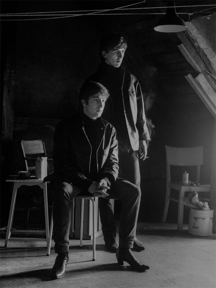 Astrid Kirchherr, John e George in soffitta, 1962. © Ginzburg Fine Arts/Photo Astrid Kirchherr