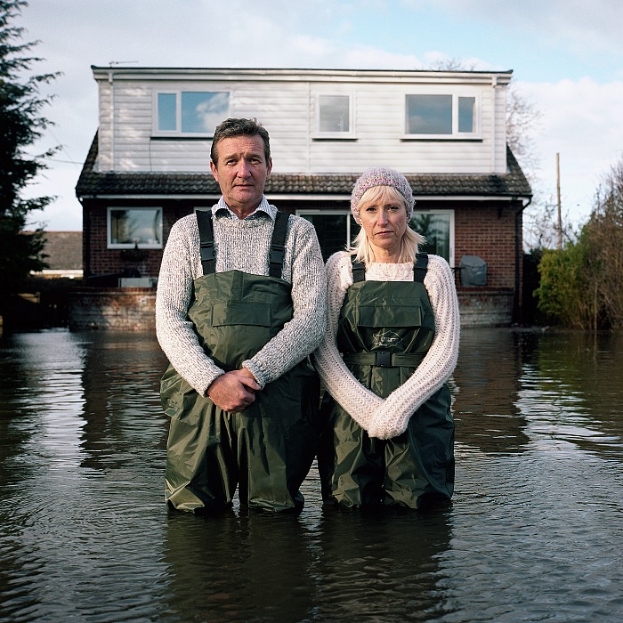 Gideon Mendel, Jeff et Tracey Waters, Staines-upon-Thames, Surrey, Royaume-Uni, février 2014, série Portraits submergés. Avec l’aimable autorisation de l’artiste. © Rencontres Arles.