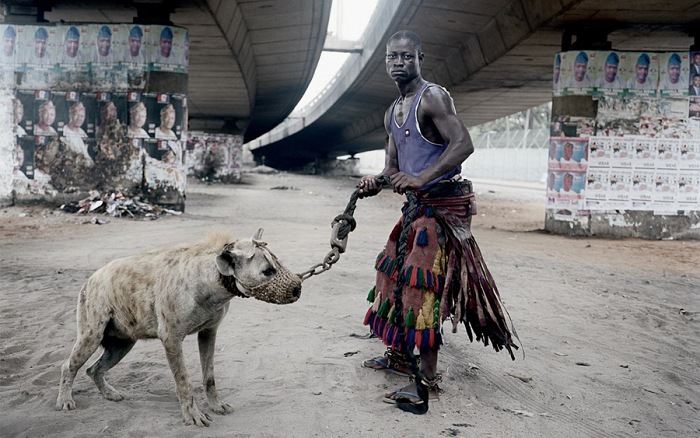 Dalla mostra Verisimilar worlds. The West African works, 2005 -2010 di Pieter Hugo. © Pieter Hugo