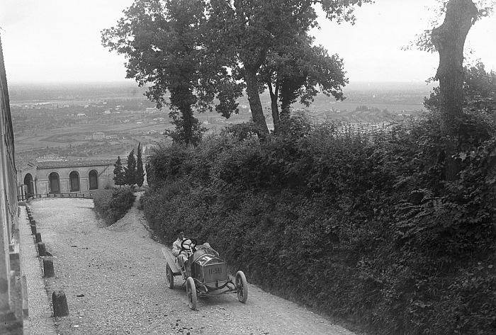 Anonimo, Strada per San Luca, 1940