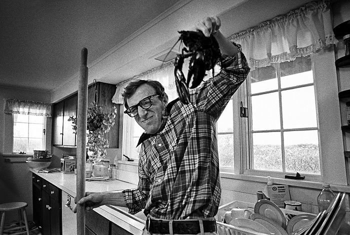 Brian Hamill, Woody Allen con l'aragosta, dal film  Io e Annie, 1977. © Brian Hamill