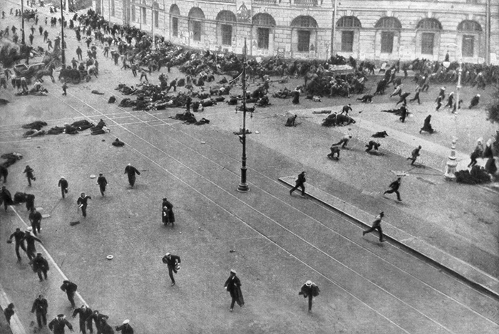 Combattimenti nelle strade di Pietroburgo durante il primo tentativo dei bolscevichi di rovesciare il governo democratico provvisorio e prendere il potere il 17 luglio 1917. © Heritage/AGF