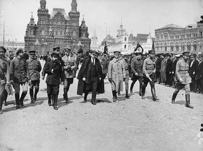 Mary Evans, Vladimir Lenin mentre attraversa la Piazza Rossa durante una manifestazione organizzata dal nuovo regime bolscevico pochi mesi dopo la Rivoluzione d’Ottobre, Mosca, 1918. © Mary Evans/AGF
