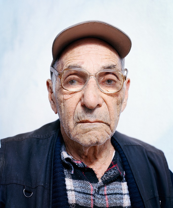 Rob Hornstra, La seconda volta andiamo a trovare Mikhail Yefremovich Zetunyan (88) nella sua casa dotata di una magnifica vista sul Mar Nero, Eshera, Abkhazia, 2010. © Rob Hornstra/Flatland Gallery