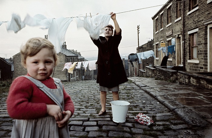 John Bulmer, Donna che stende il bucato, Per il Sunday Times Magazine, Liverpool, 1965. © John Bulmer