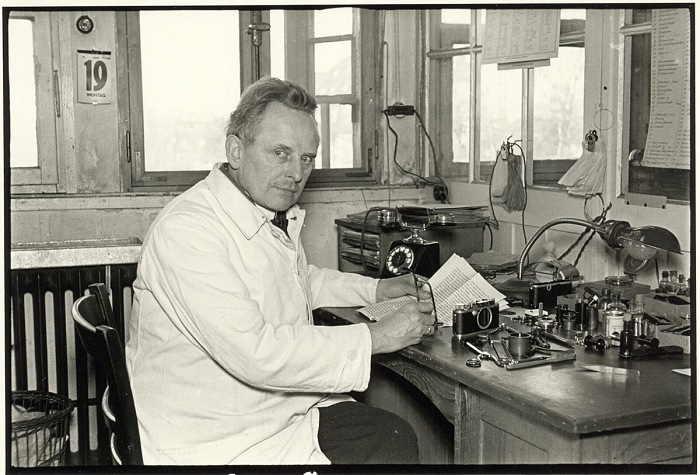 Julius Huisgen, Oskar Barnack nel suo studio a Hausertor Works, 1934. © Leica Camera AG