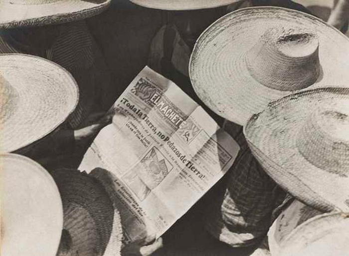Tina Modotti, Contadini leggono El Machete, México D.F. 1929. © Tina Modotti. Courtesy Galerie Bilderwelt/Reinhard Schultz