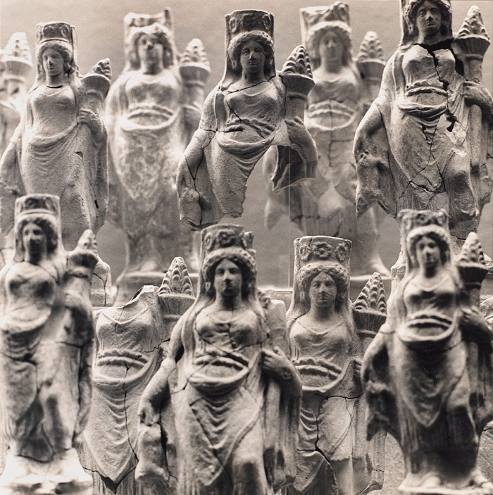 Mimmo Jodice, Statuette di Demetra, Siracusa, Italia, 1990-1995. Fotografia b/n, 37x37 cm. Collezione i Cotroneo - courtesy Mart, Museo di arte moderna e contemporanea di Trento e Rovereto