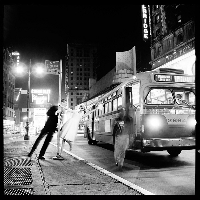 Milton Greene, Coppia sull'autobus per la rivista Glamour, New York 20 aprile 1960. © Milton Greene