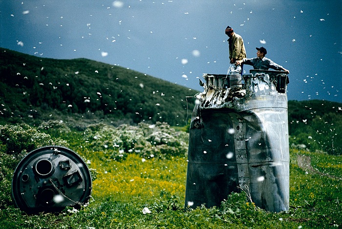 Jonas Bendiksen,  Abitanti di un paese nel Territorio dell’Altaj raccolgono i rottami di una navicella spaziale precipitata, circondati da migliaia di farfalle, Russia, 2000. © Jonas Bendiksen/Magnum Photos/Contrasto
