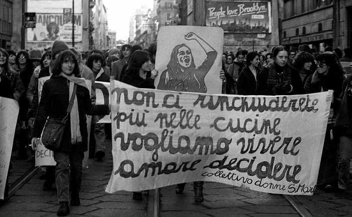 Roby Schirer, Manifestazione femminista - collettivo donne Santa Marta, Milano 1976. © Roby Schirer