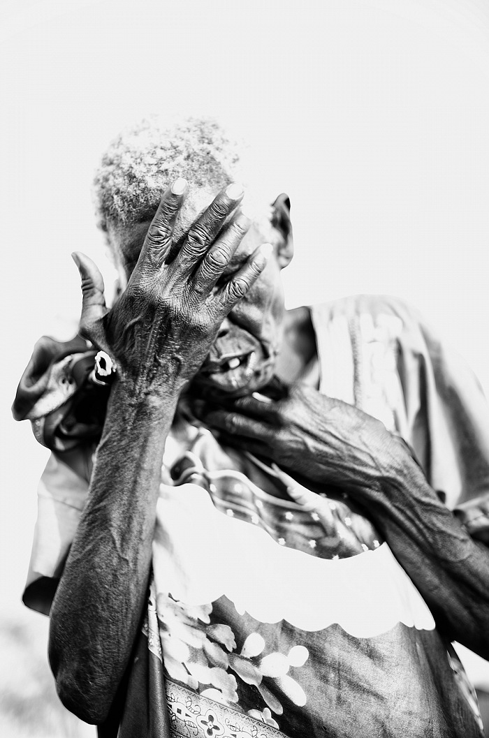 Ugo Lucio Borga, Una donna appena arrivata al campo rifugiati dallo stato del Jonglei, dove infuriano i combattimenti, stroncata dalla fame e dalla fatica, Mingkamann, Lakes, Sud Sudan. © Ugo Lucio Borga