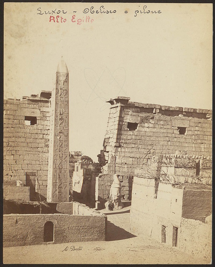 Antonio Beato, Obelisco e pilone, Luxor, 1878. © Archivio Fotografico Touring Club Italiano
