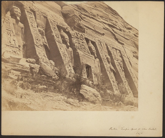 Antonio Beato, Facciata del tempio di Hator e Nefertari, Abu Simbel, 1878. © Archivio Fotografico Touring Club Italiano