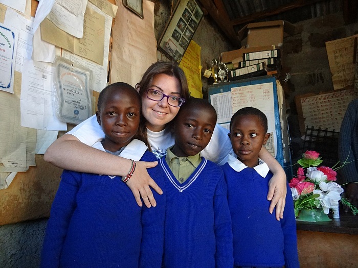 Chiara Vimercati e alcuni bambini nella missione di Mugunda.