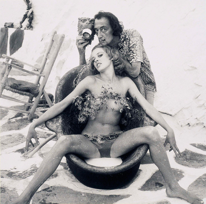 Jean Clemmer, Mises en scènes avec Ginesta, Port Lligat,1965. © Jean Clemmer/Hélène Clemmer Heidsieck. © Fondacio Gala-Salvador Dalí, Figueres (2018)