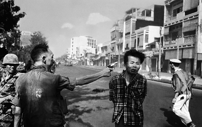 Eddie Adams, Il caporal maggiore Nguyen Ngoc Loan della polizia nazionale sudvietnamita giustizia un ufficiale viet-cong, Saigon, Vietnam, 1968. © Eddie Adams/AP