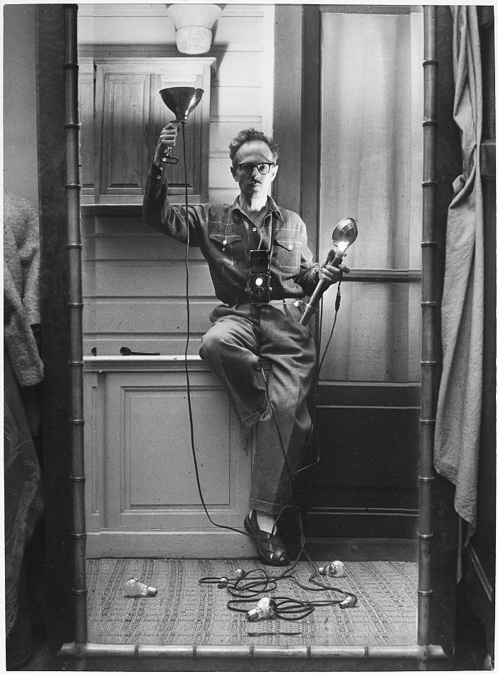 Willy Ronis, Autoportrait aux flashes, Paris, 1951. Willy Ronis, Ministère de la Culture / Médiathèque de l’architecture et du patrimoine / Dist RMN-GP © Donation Willy Ronis
