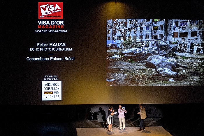 Un momento della cerimonia di premiazione di Peter Bauza dell'agenzia Echo Photojournalism, con la consegna della targa del Visa d'Or Magazine 2016 da parte di Jean François Leroy. © FPmag.