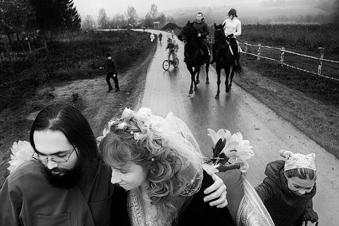 To enter priesthood in the Orthodox religion it is necessary to become monk first or to get married. Vladimir marries Vittoria; both have attended the community years before. From the serie Isle of Salvation by Francesco Comello, winner of World.Report Award 2016, categoria Spot Light Award.  Francesco Comello.