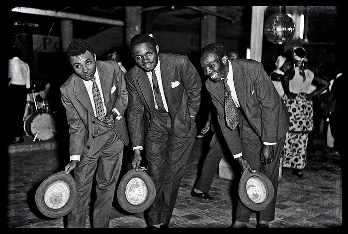 Jean Depara, Bienvenue à la fête, dalla serie Night in Kinshasa, 1955-1965. ©Jean Depara/Revue Noire.