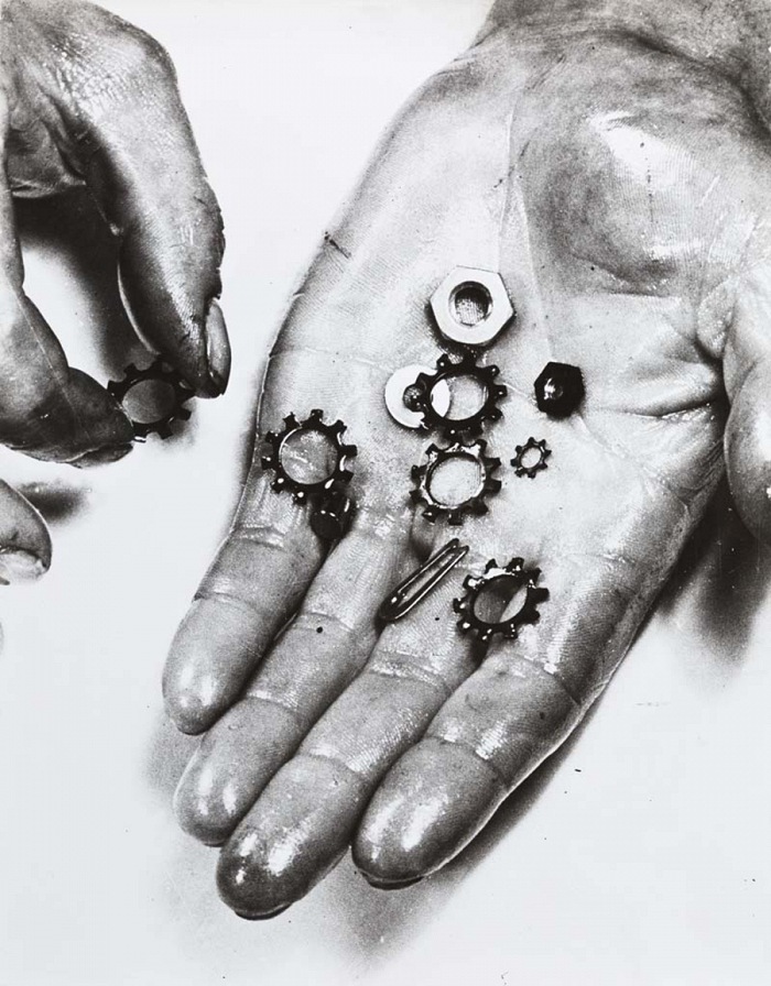 Anton Stankowski (Gelsenkirchen, Germany, 1906 – Esslingen am Neckar, Germany, 1998), Juwelen, 1930/1960. Gelatin silver print, 29,4×37,9 cm. © Stankowski-Stiftung