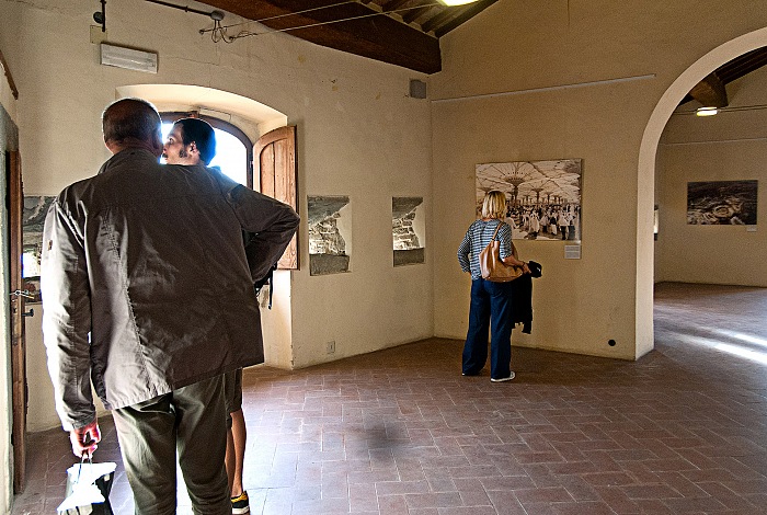 Durante la visita alla mostra Mega Mecca di Luca Locatelli.  Stefania Biamonti/FPmag.