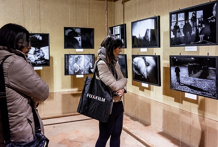 Durante la visita alla mostra Isle of Salvation di Francesco Comello, vincitore della categoria Spot Light Award del World.Report Award | Documenting Humanity 2016.  FPmag.