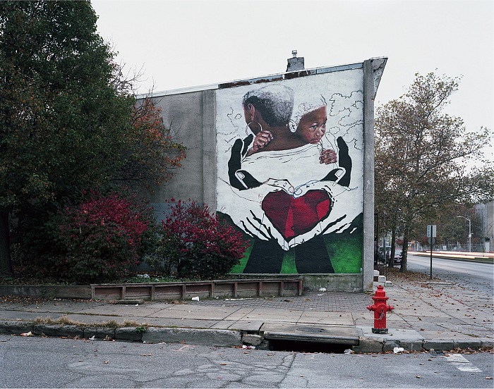 Léa Eouzan, Michelle Santos’ wall, work in progress, Pressman Street – Sandtown-Baltimore, November 6th 2015, dalla mostra Frame on the walls. © Léa Eouzon.