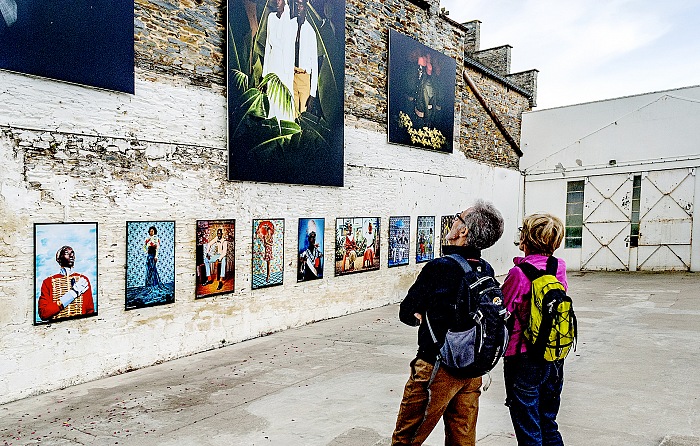 A moment of the visit to the exhibition Jeux de miroir en studio by Omar Victor Diop at the Garage, in La Gacilly, at the La Gacilly Photo Festival 2017.