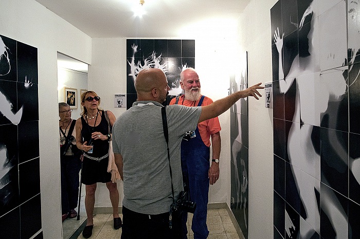 Giuseppe Sinatra illustra ai visitatori la sua mostra Load in subdued Light, Collection 2016/2017. Valeria Battaglia/FPmag.