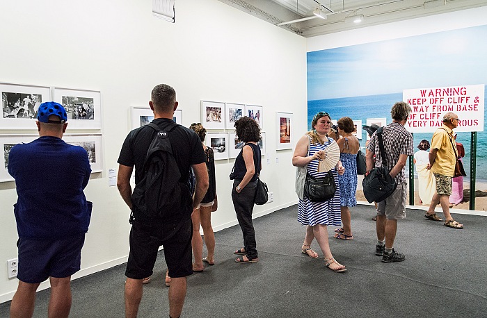 Un momento della visita alla mostra Early Works di Joel Meyerowitz presso la Salle Henri-Comte ad Arles in occasione dei Rencontres d'Arles 2017. © FPmag.