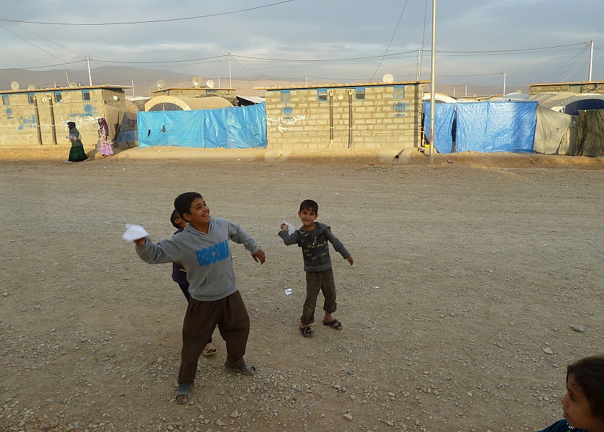 Bambini che giocano con un aeroplano di carta nel campo profughi in prossimità dell'ospedale di Emergency a Sulaymaniyah in Kurdistan. © Piero Ingrosso.