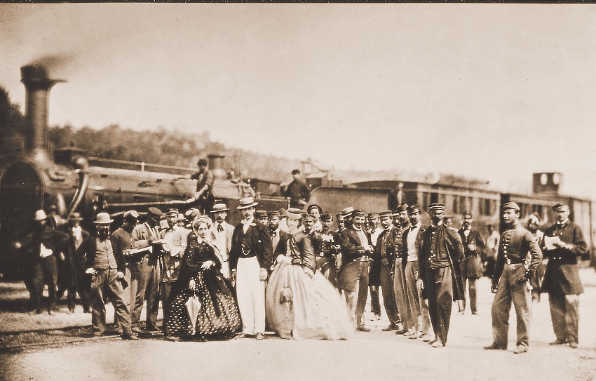 Passeggeri e impiegati alla stazione di Velletri (Roma), 1865, dal libro Storia di'Italia in 100 foto.