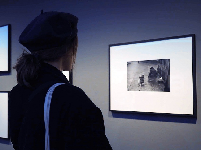 Un momento della visita alla mostra Robert Frank. Unseen presso C/o Berlin Foundation. © Valeria Sanna/FPmag.