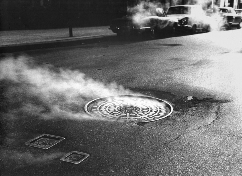 Sergio Magni, Tombino fumante, New York, 1972. © Sergio Magni.