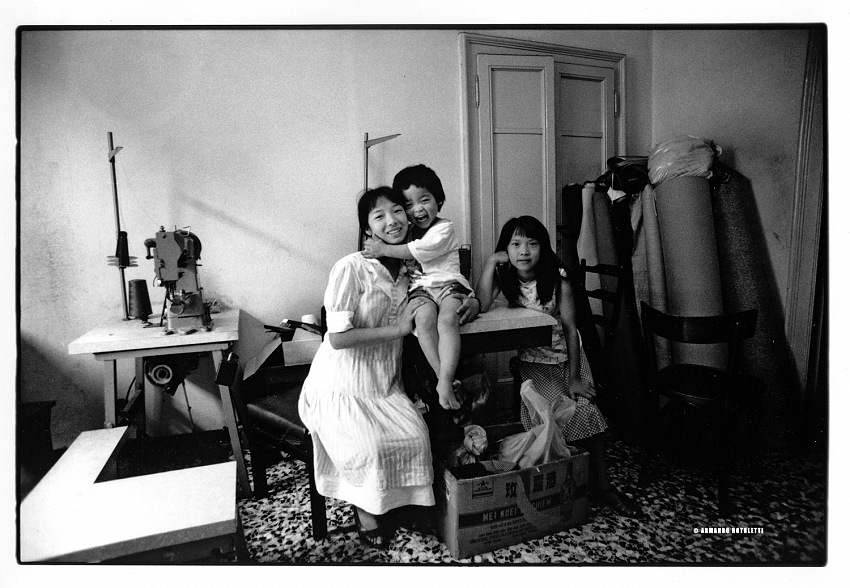 Armando Rotoletti, dal lavoro la comunità cinese a Milano. 1988-1992. © Armando Rotoletti.><br>	<span style=